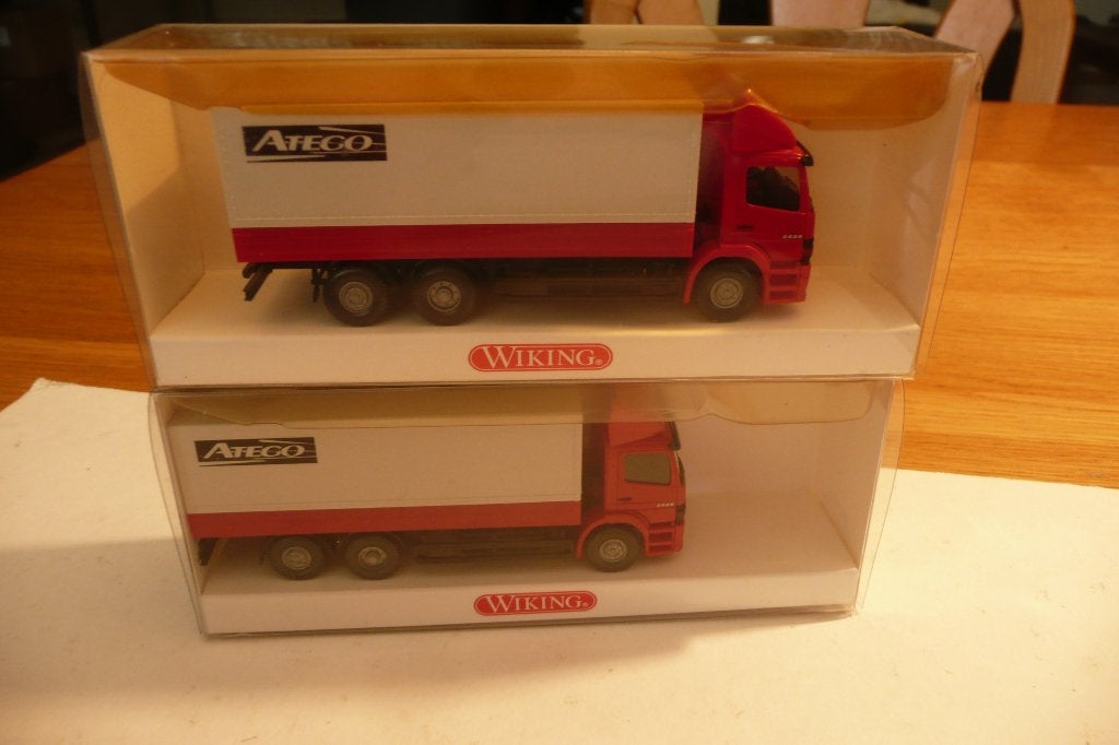 HO spoor Mercedes Atego 2528 huifwagen (2 stuks) Wiking, Ophalen of Verzenden, Zo goed als nieuw, Bus of Vrachtwagen, Wiking