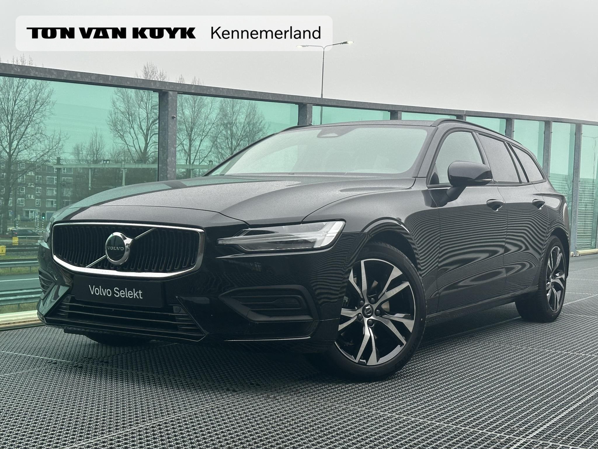Volvo V60 2.0 B4 Essential Edition Trekhaak / Voor+achter+st, Lichtsensor, 4 cilinders, 1634 kg, Zwart