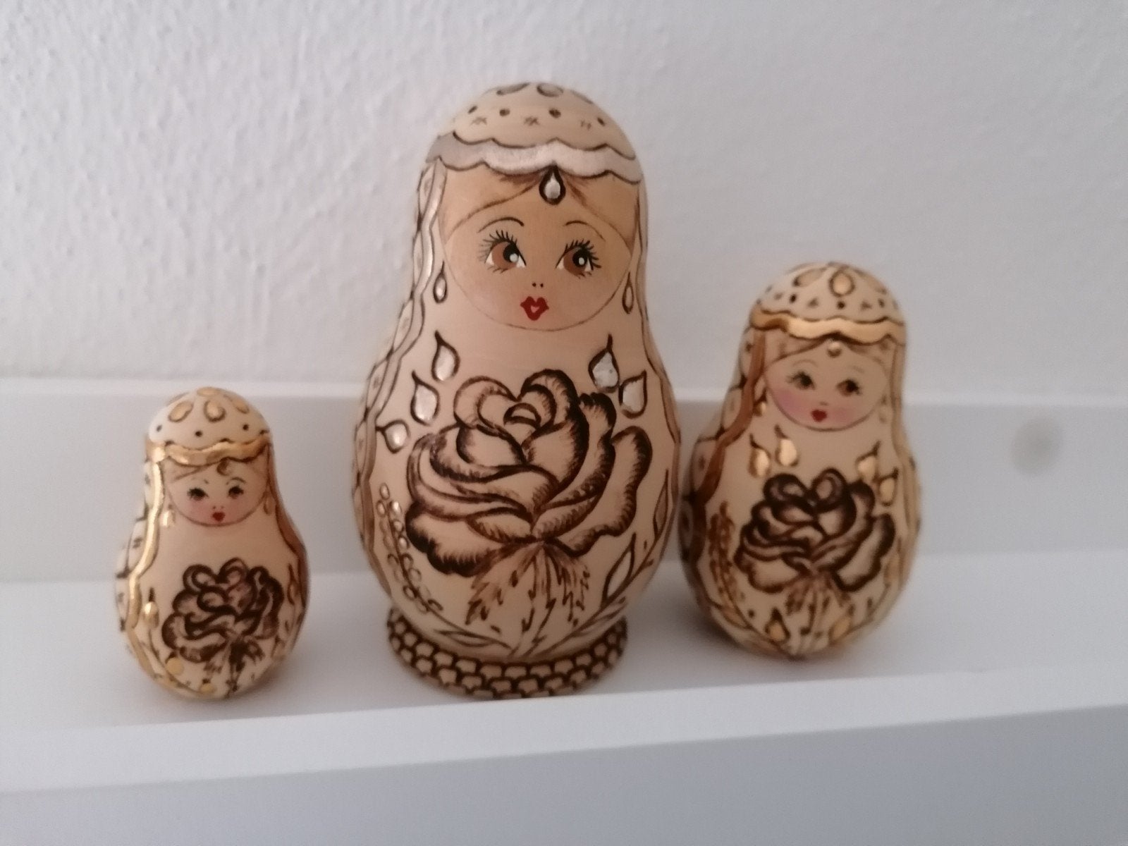 3 delige Russische matroesjka. Gebrand met goudaccenten., Ophalen of Verzenden, Zo goed als nieuw