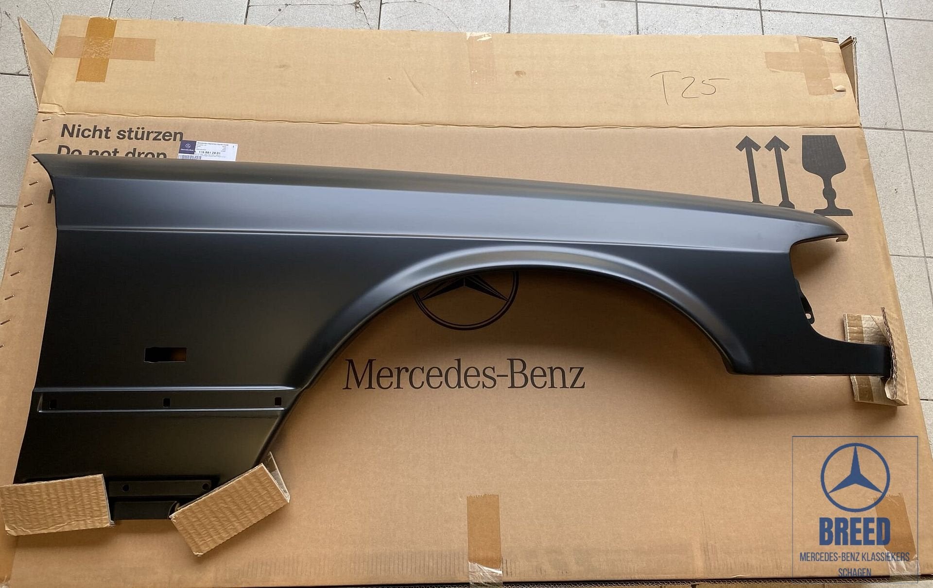 NOS voorscherm / spatbord rechts voor Mercedes-Benz W126, Auto-onderdelen, Ophalen, -, Nieuw, Spatbord