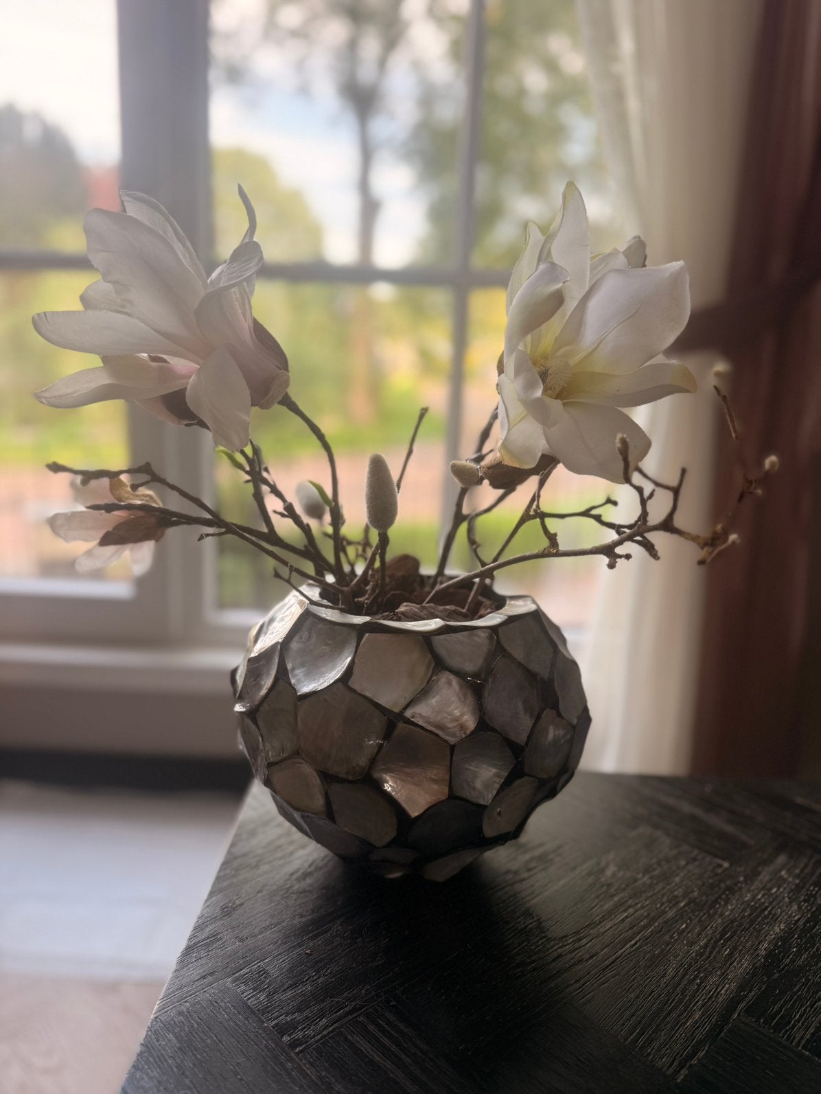 handgemaakte schelpenvaas met bloem, Rond, Ophalen of Verzenden, Zo goed als nieuw, Aardewerk