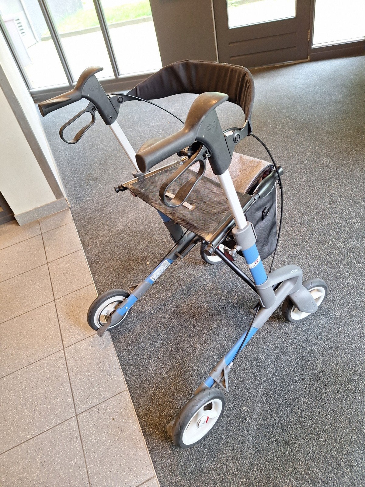 Foto 21 van Rollator lichtgewicht aluminium lees beschrijving nieuwstaat