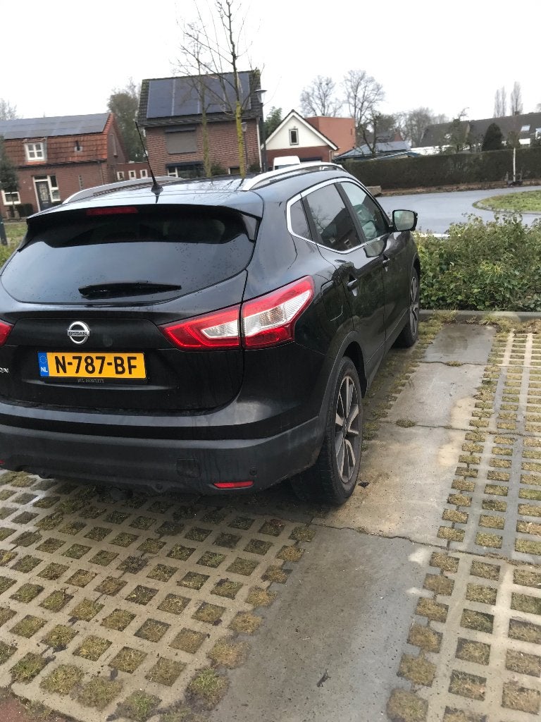 Nissan Qashqai 1.2 Dig-t 85KW 2WD CVT 2015 Zwart, Automaat, 680 kg, 4 cilinders, Zwart