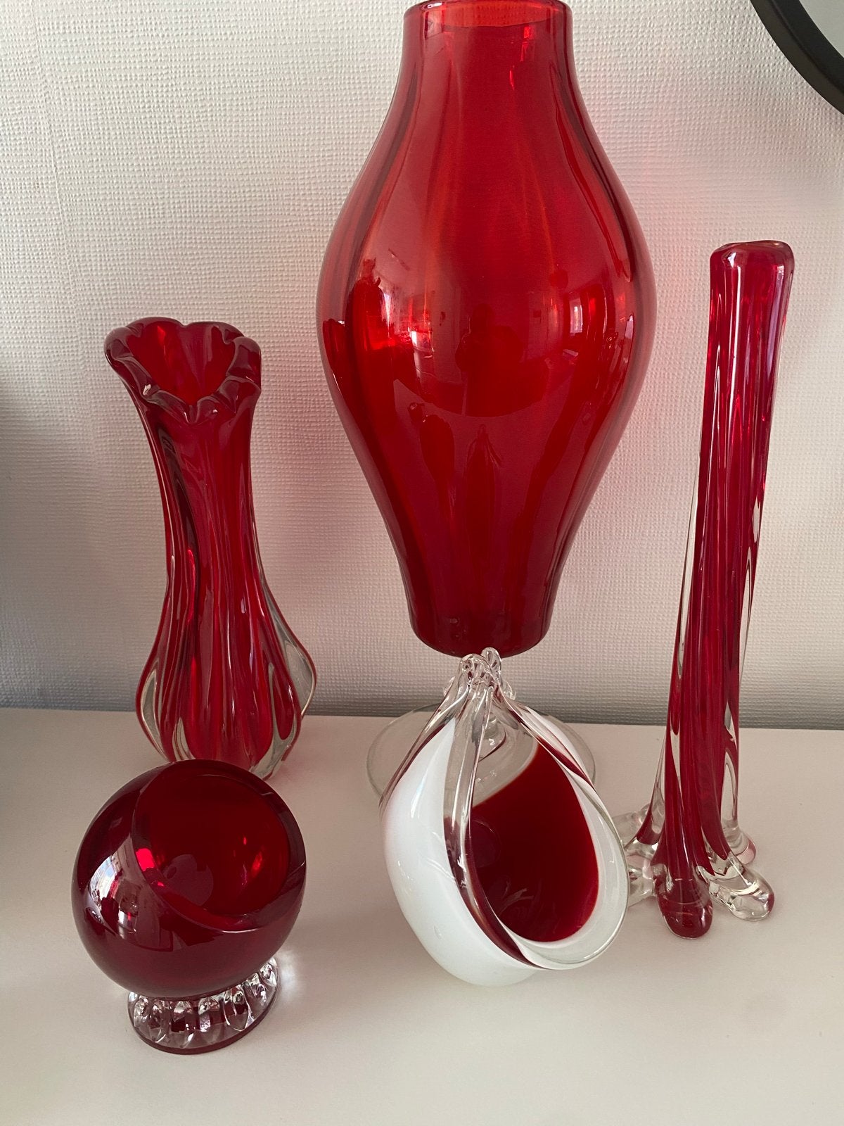 Set van 5 rode glazen vazen en decoratieve objecten, Ophalen of Verzenden