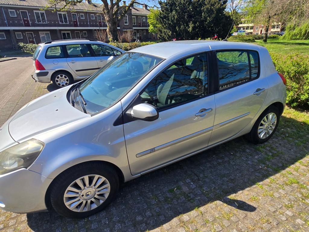 Renault Clio 1.2 TCE 5-DRS 2011 Grijs, Auto's, Voorwielaandrijving, 535 kg, 4 cilinders, 49 €/maand