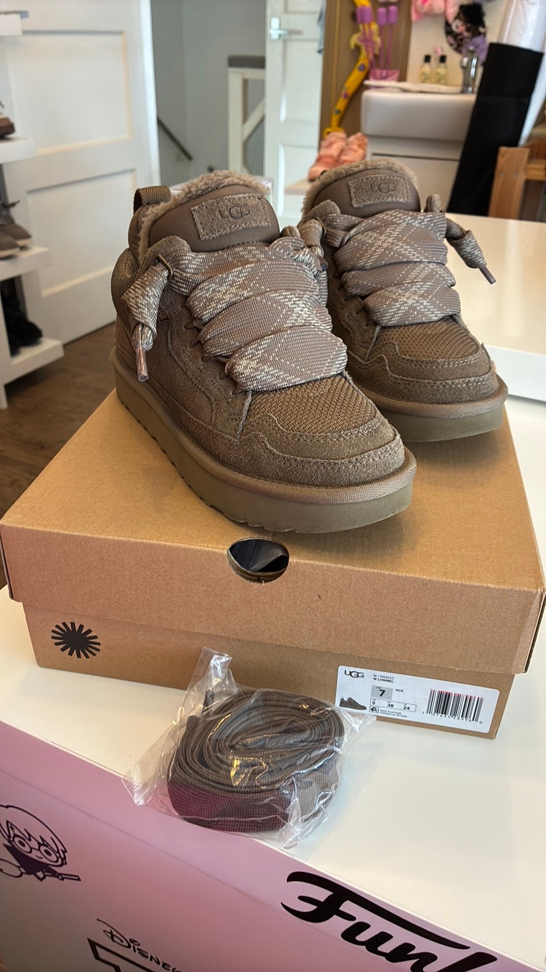 Ugg lowmel hickory chocolade bruin maat 38 zgan, Bruin, Verzenden, Sneakers of Gympen, Zo goed als nieuw