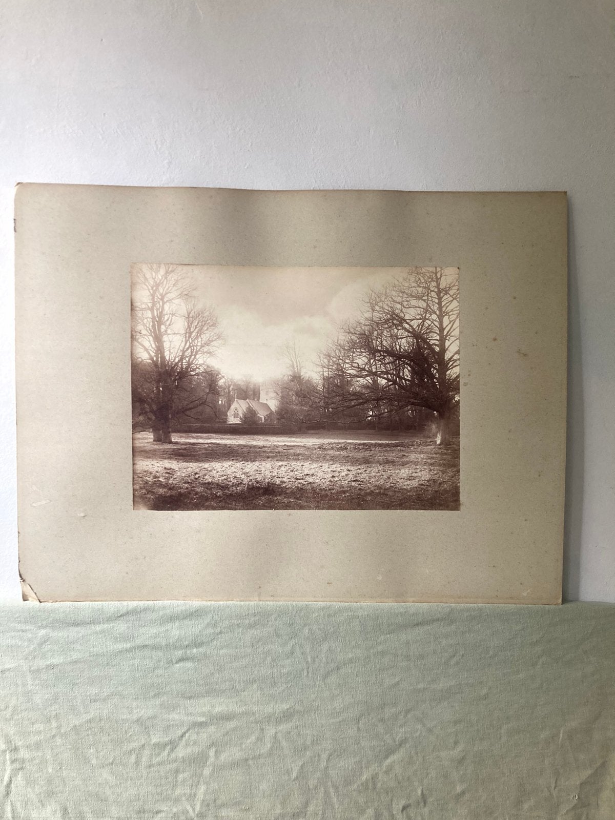 Antieke foto sepia, bomen en kerkje mogelijk Léonard Misonne, Antiek en Kunst, Ophalen, Foto, Fotografie, Origineel