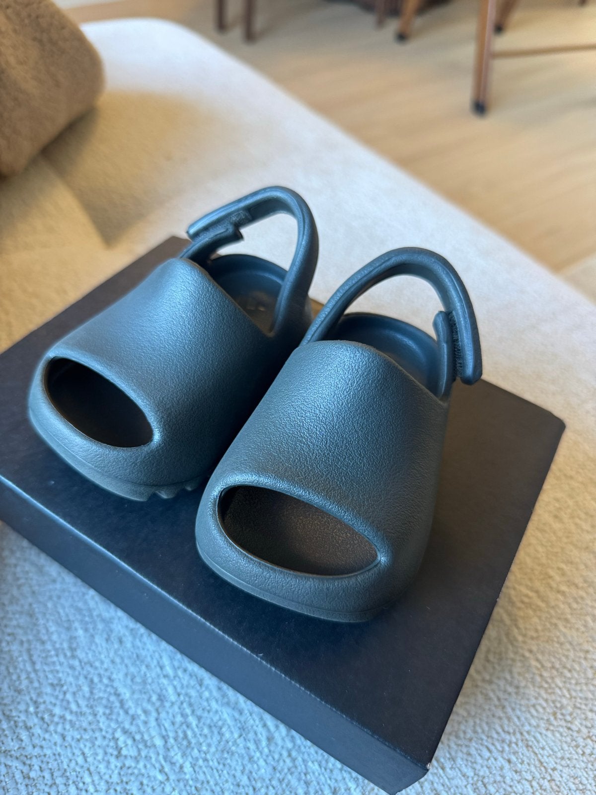 Adidas Yeezy Slide - Maat 20 EU, Ophalen of Verzenden, Zo goed als nieuw, Jongetje of Meisje, Schoentjes