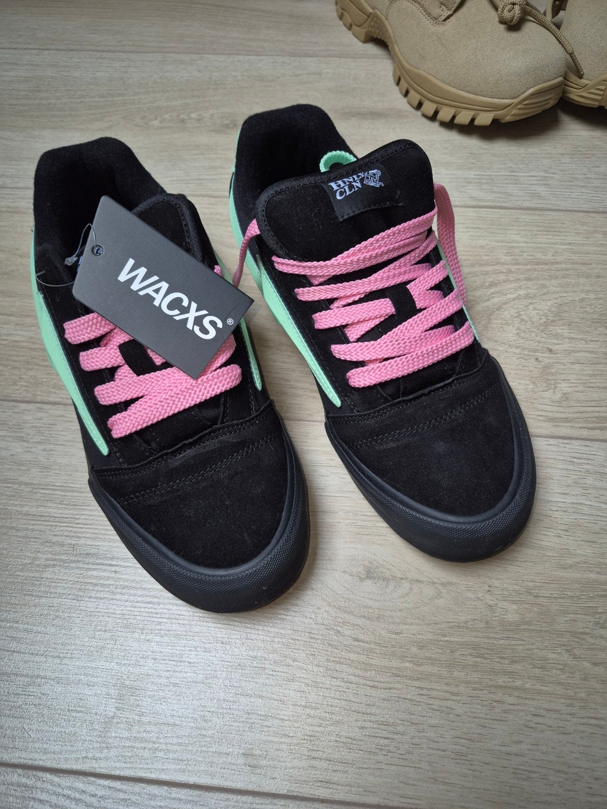 WACXS Sneakers - Zwart met roze veters en mintgroene details, Kleding | Heren, Schoenen, Zwart, Nieuw, Sneakers of Gympen, WACXS