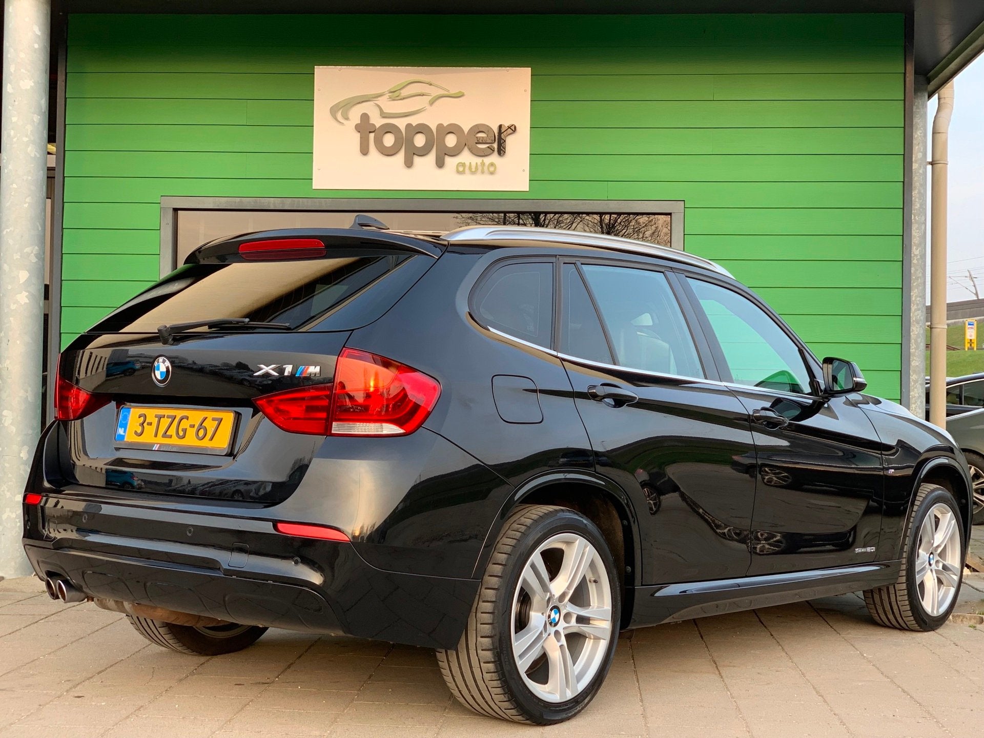 BMW X1 SDrive20i High Executive M Sport|1e Eigenaar!|Vol Opt, Auto's, Euro 6, 4 cilinders, Automatische klimaatregeling, Zwart