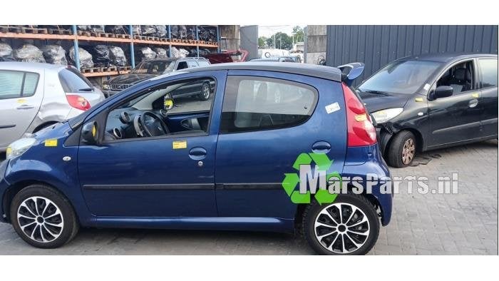 Portier 4Deurs links-achter van een Peugeot 107 (KNR)
