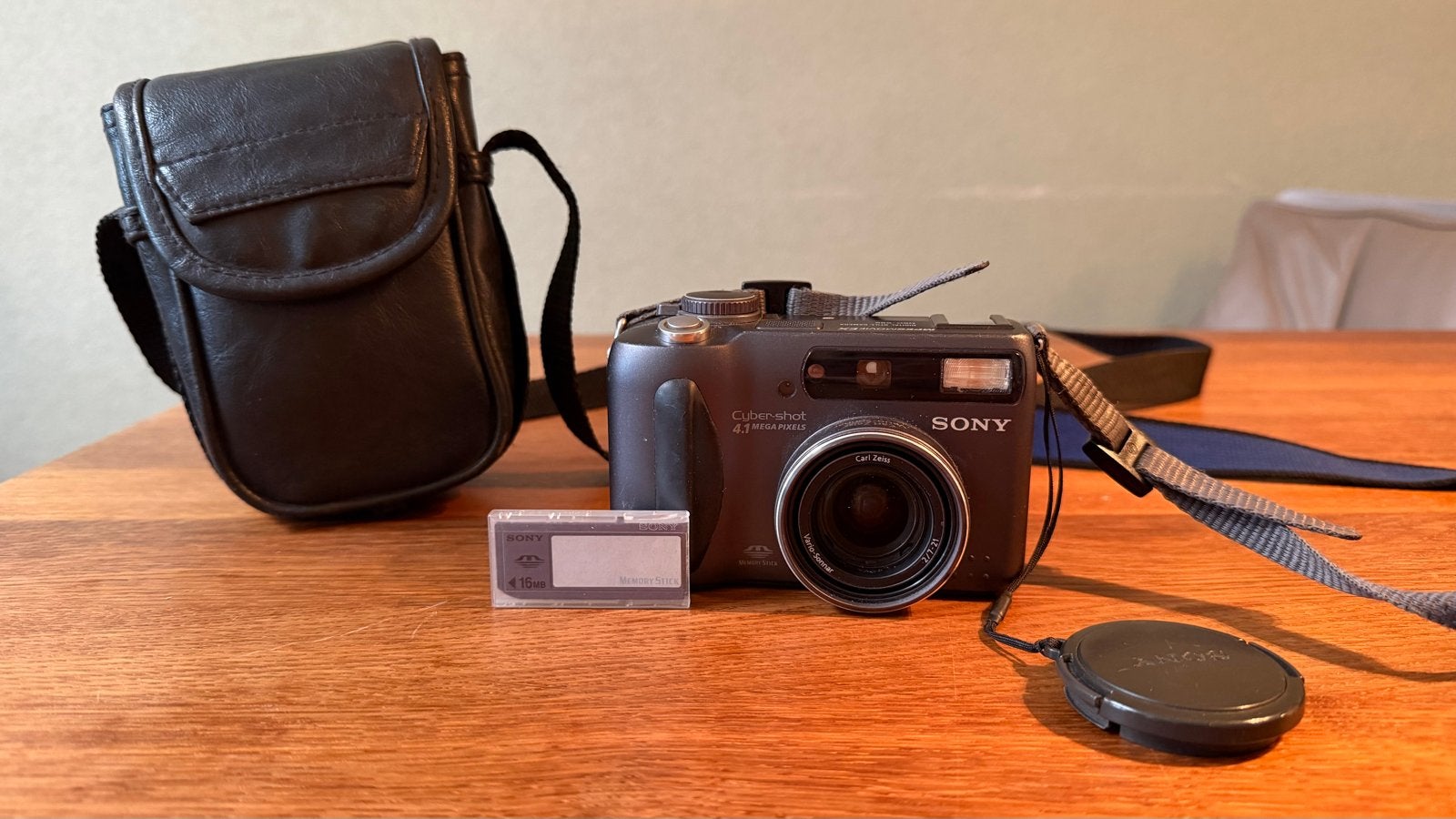 Sony Cyber-shot 4.1 Megapixel camera met tas (DSC-S85), Ingebouwde flitser, Gebruikt, Ophalen of Verzenden, Compactcamera
