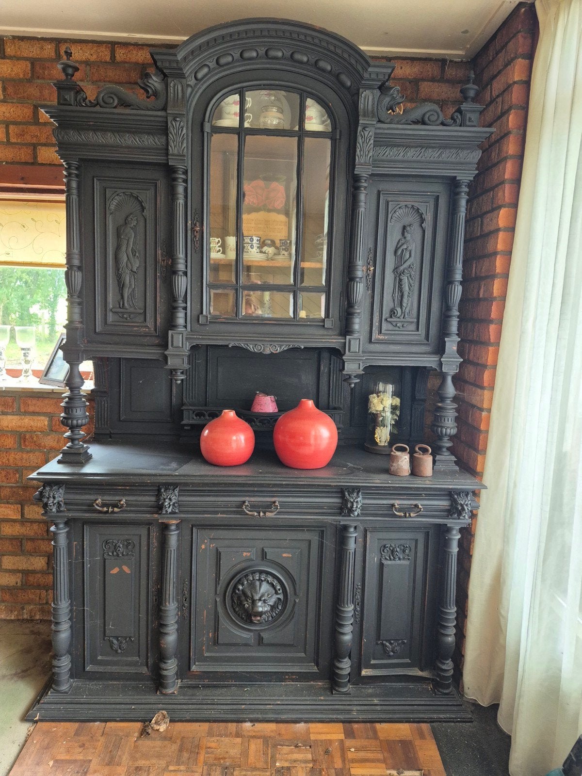 Antiek Zwart Dressoir met Leeuwenkop en Reliëfs, Antiek en Kunst, Ophalen