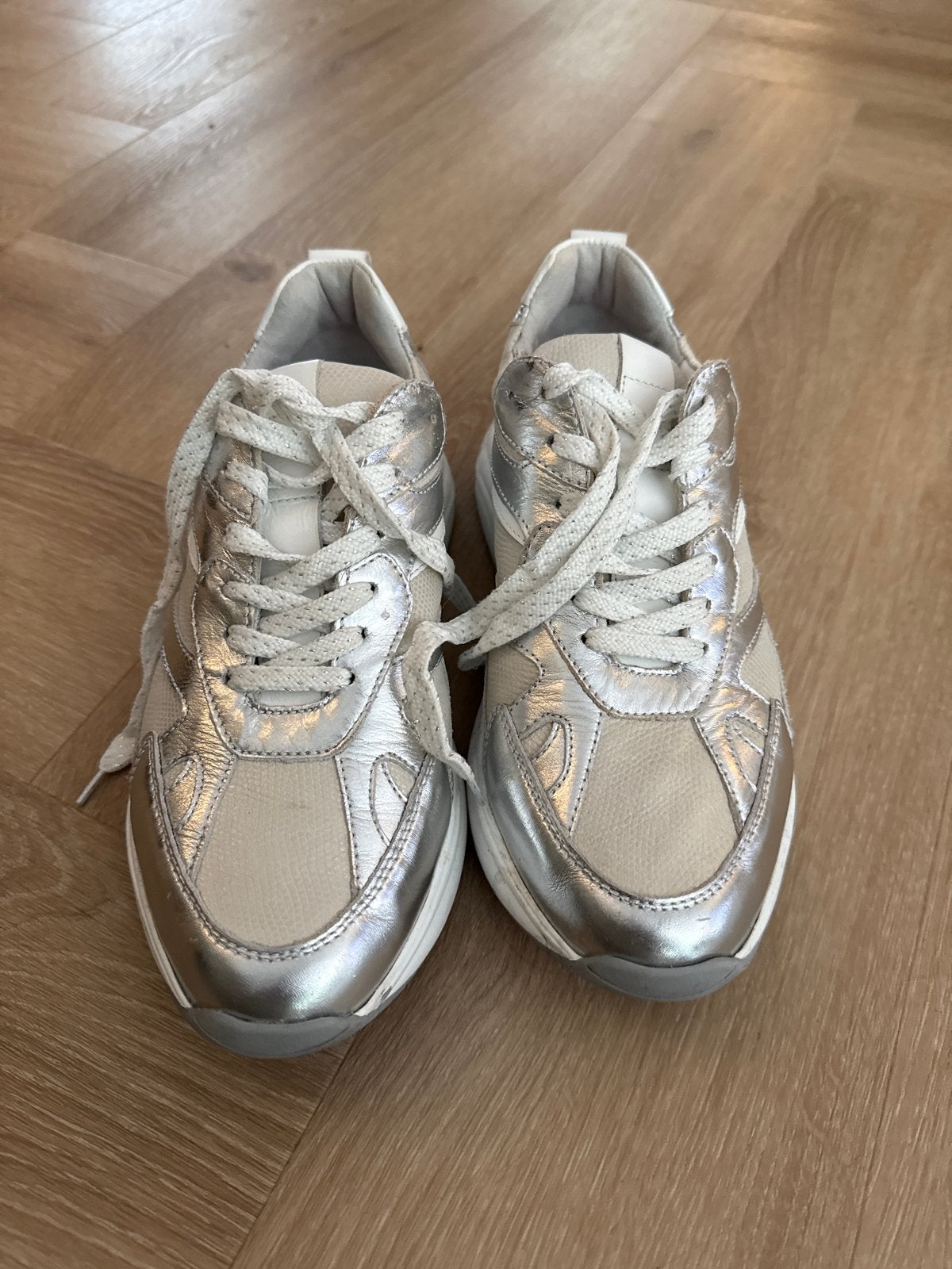 Stijlvolle zilveren sneakers van JUUL & BELLE, Overige kleuren, Ophalen of Verzenden, Sneakers of Gympen, Zo goed als nieuw