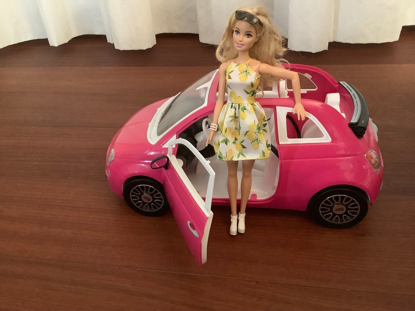 Barbie met roze Fiat 500 auto, Kinderen en Baby's, Ophalen of Verzenden, Zo goed als nieuw, Barbie