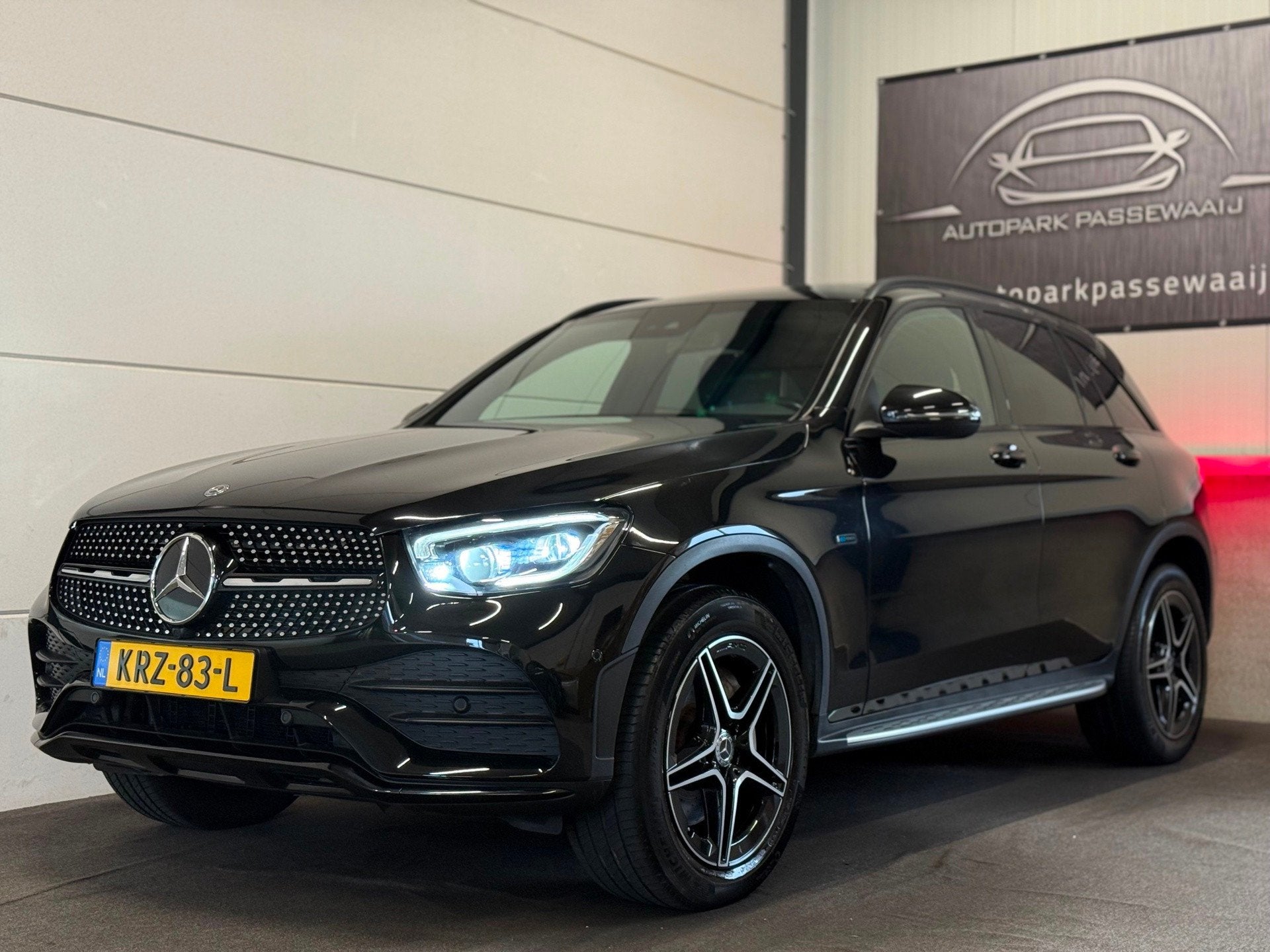 Mercedes-Benz GLC-klasse 300e 4MATIC AMG Pano, Cruise Contro, Auto's, Automaat, Gebruikt, 4 cilinders, 2000 kg