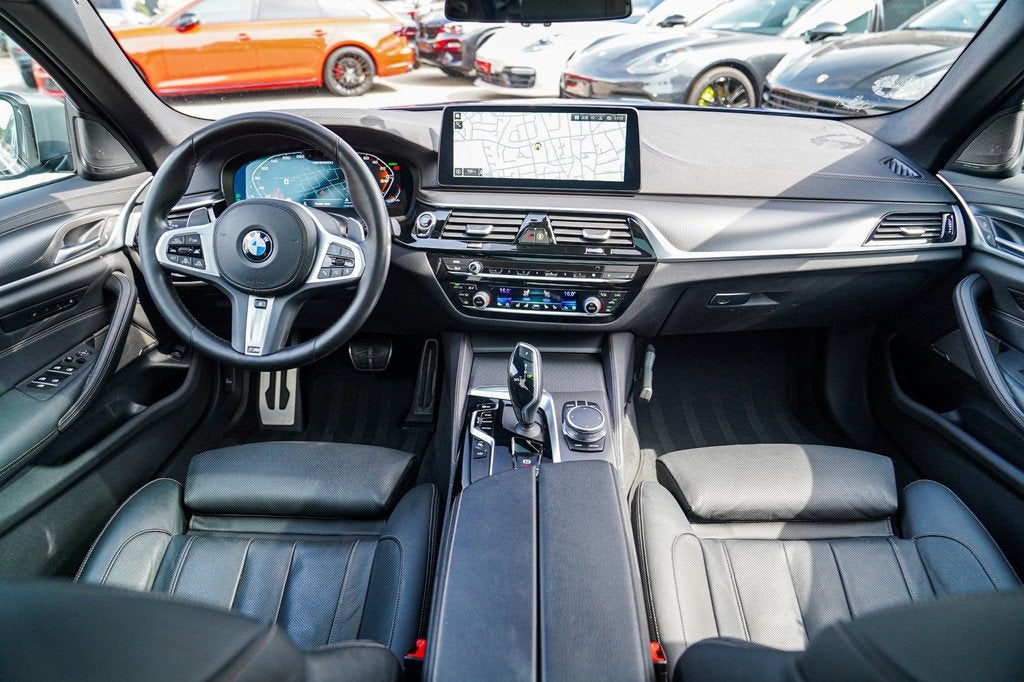 BMW 5-serie M550i xDrive Business Edition Plus | Head up Dis, Auto's, BMW, Automaat, Gebruikt, 2000 kg, 120 €/maand