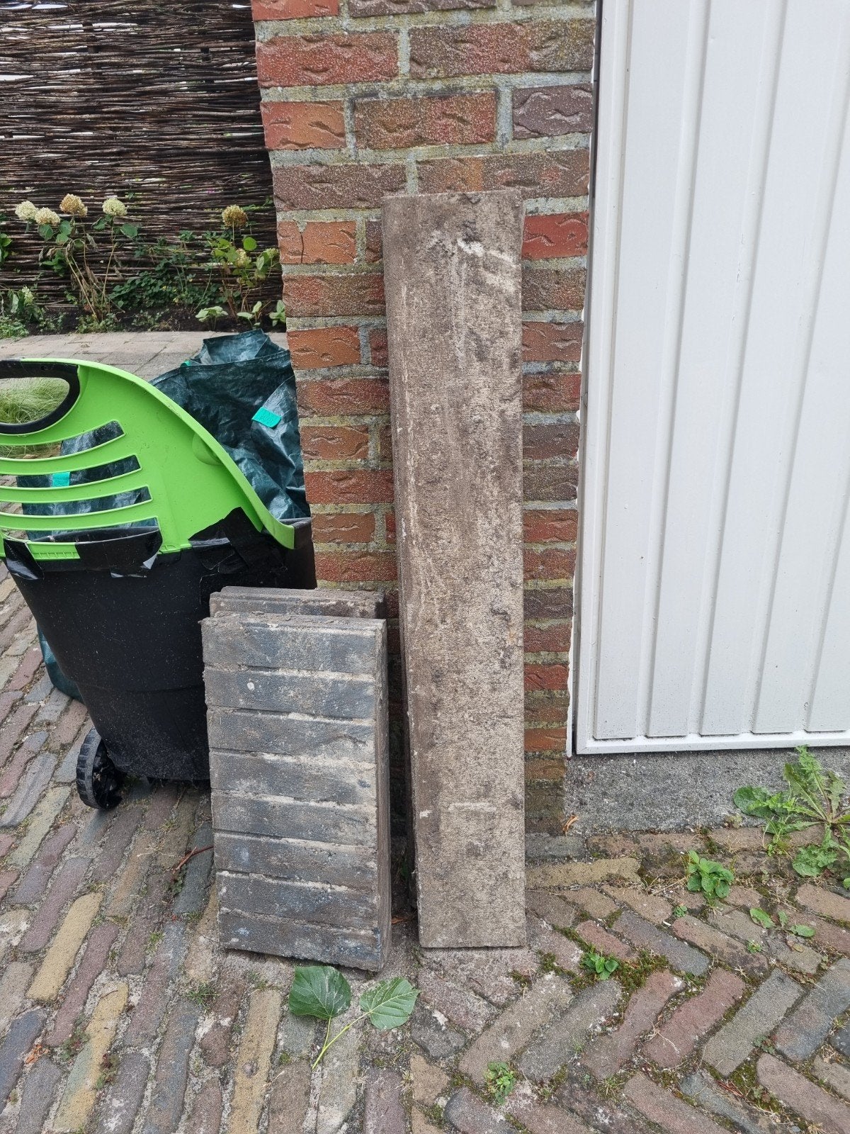 Gratis af te halen: Gebruikte betonbanden, Tuin en Terras, Tegels en Klinkers, Ophalen of Verzenden, Gebruikt, Beton, Overige typen