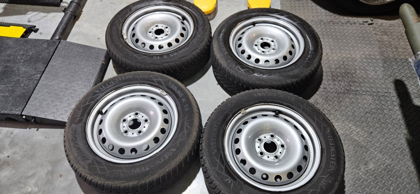 winterbanden afkomstig mercedes citan met doppen, Ophalen, Gebruikt, Mercedes-Benz