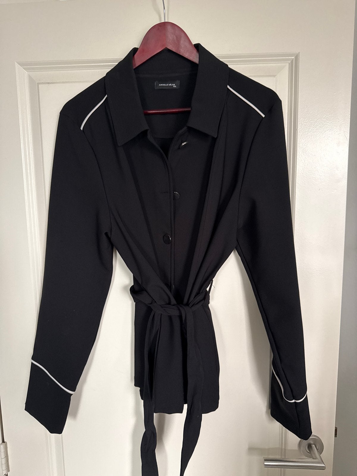 Angelle Milan Zwart Jasje met Ceintuur - Maat XXL, Ophalen of Verzenden, Zo goed als nieuw, Maat 46/48 (XL) of groter, Zwart