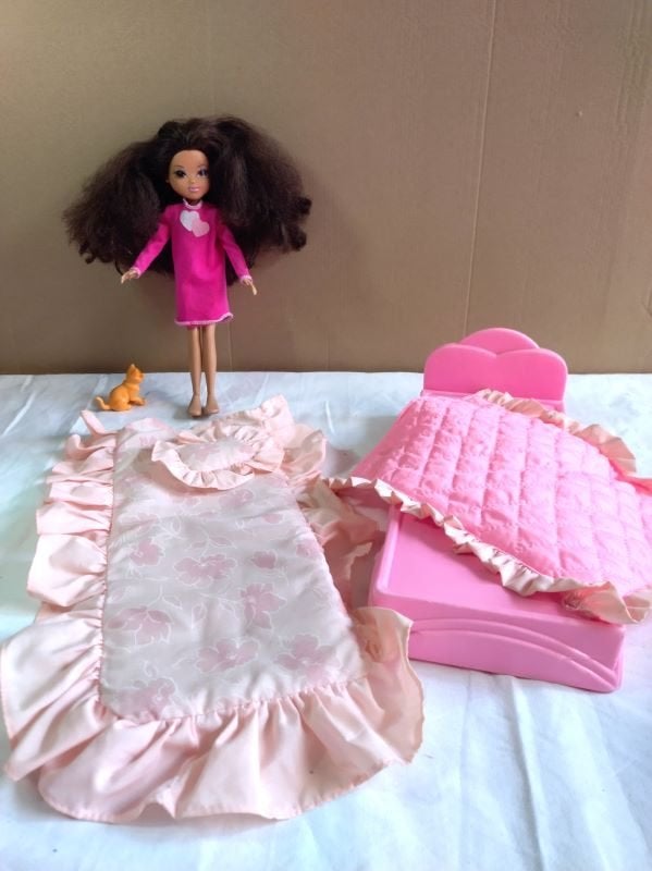 Moxie Girlz Sophina Artitude MGA 2009 met bed en beddegoed, Verzamelen, Poppen, Ophalen of Verzenden, Gebruikt, Pop