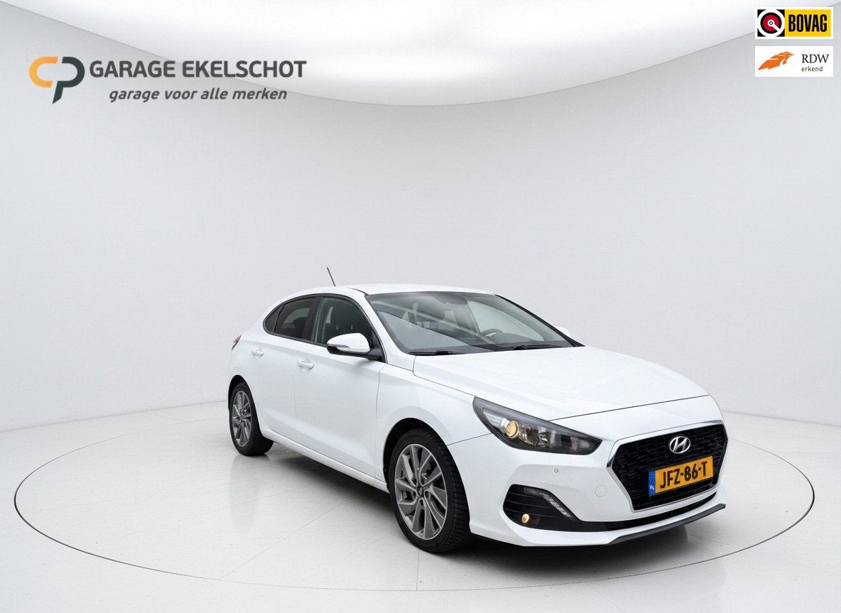 Hyundai I30 1.0 T-GDI Fastback Premium / Carplay / Cruise co, Auto's, Gebruikt, Leder en Stof, Wit, Handgeschakeld