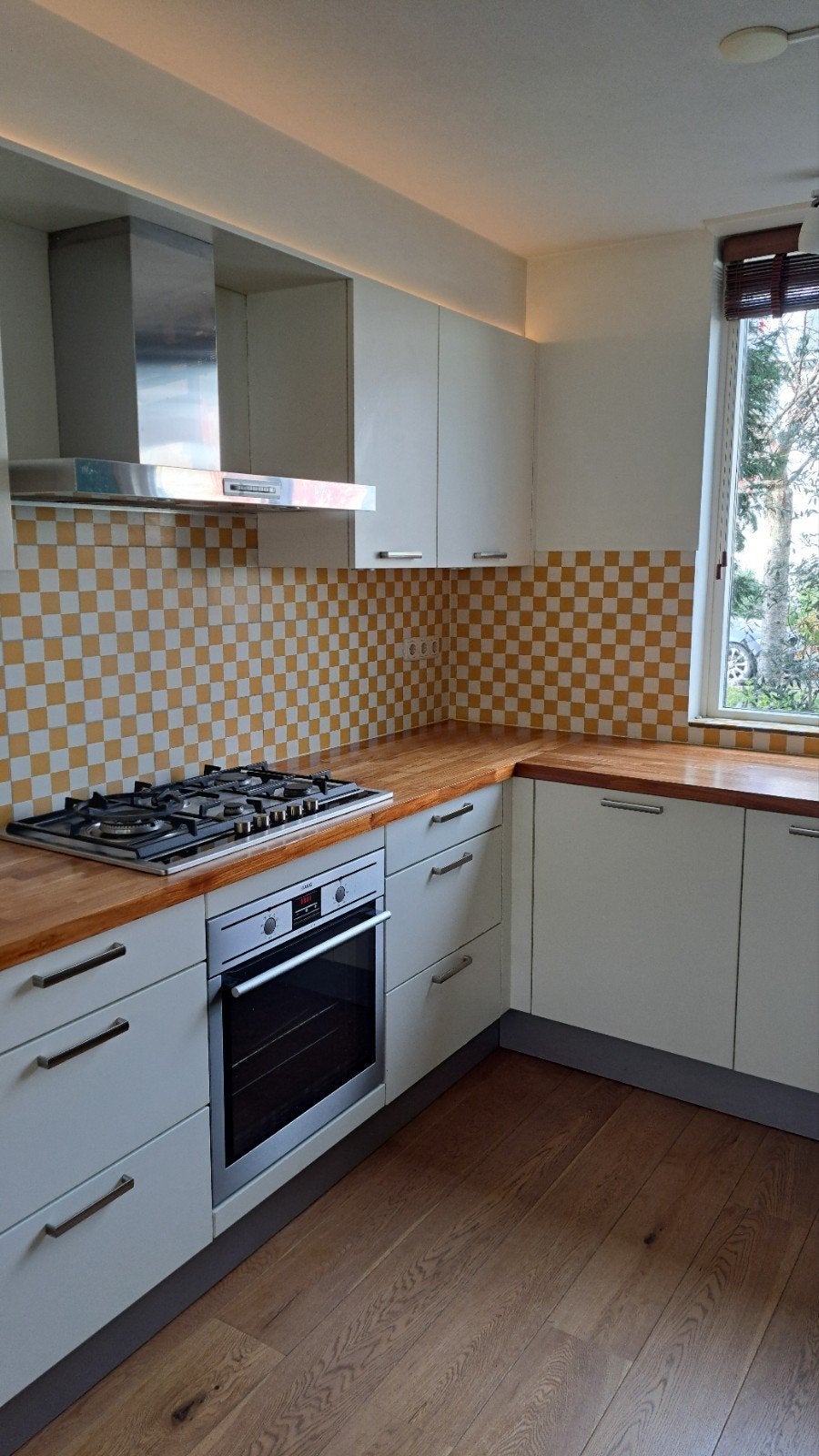 Keuken met massiefhouten blad en wit gelakte kastdeurtjes, Ophalen, Gebruikt, Wit, Hoekkeuken
