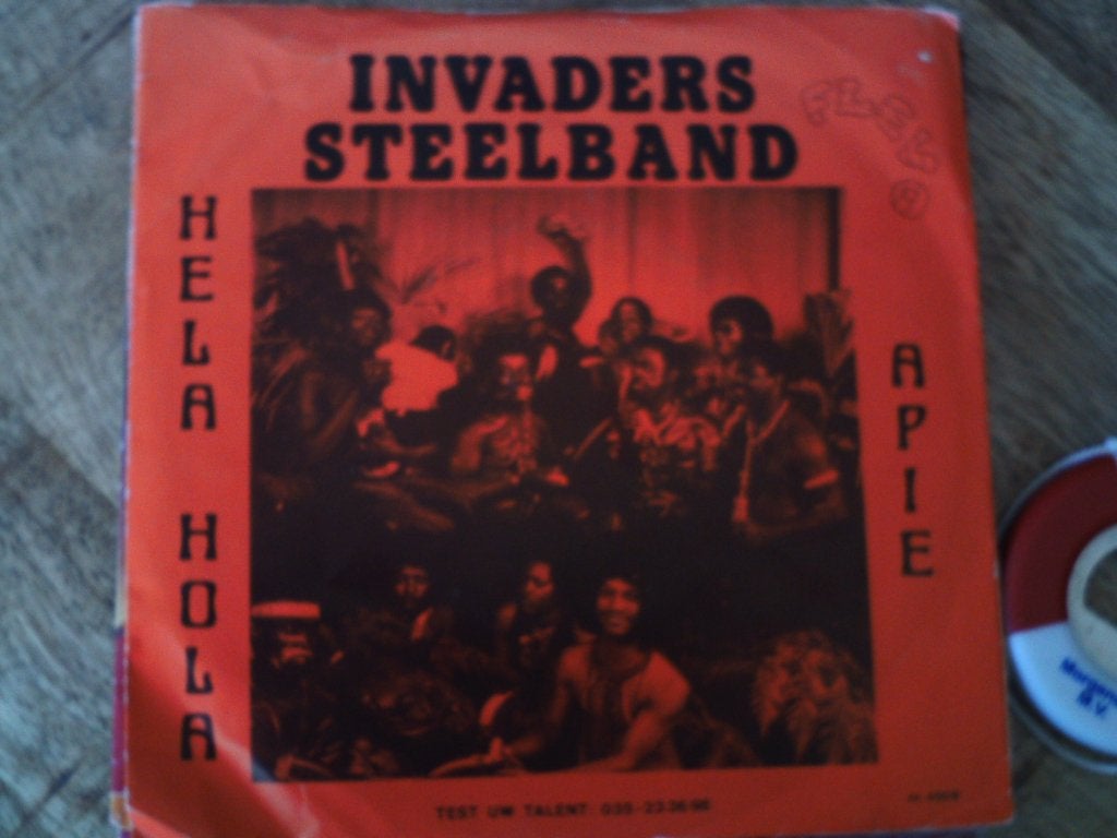 Invaders Steelband - Hela Hola ////  Apie (Vinyl Single) 6s, 7 inch, Ophalen of Verzenden, Zo goed als nieuw, Beschermende buitenhoes