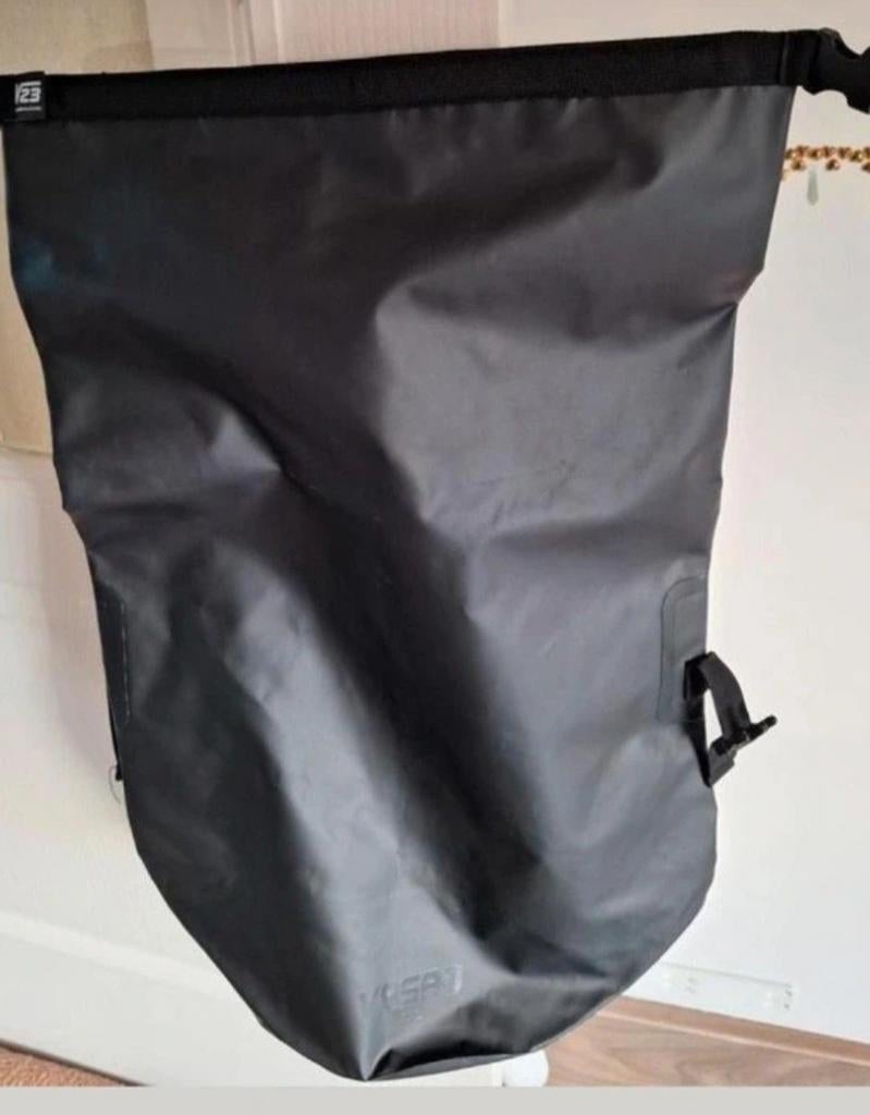 Zwarte Unisex Vasad 123 Rugtas - Waterdicht en Stijlvol, 25 tot 40 cm, Nieuw, Ophalen of Verzenden, Waterdicht