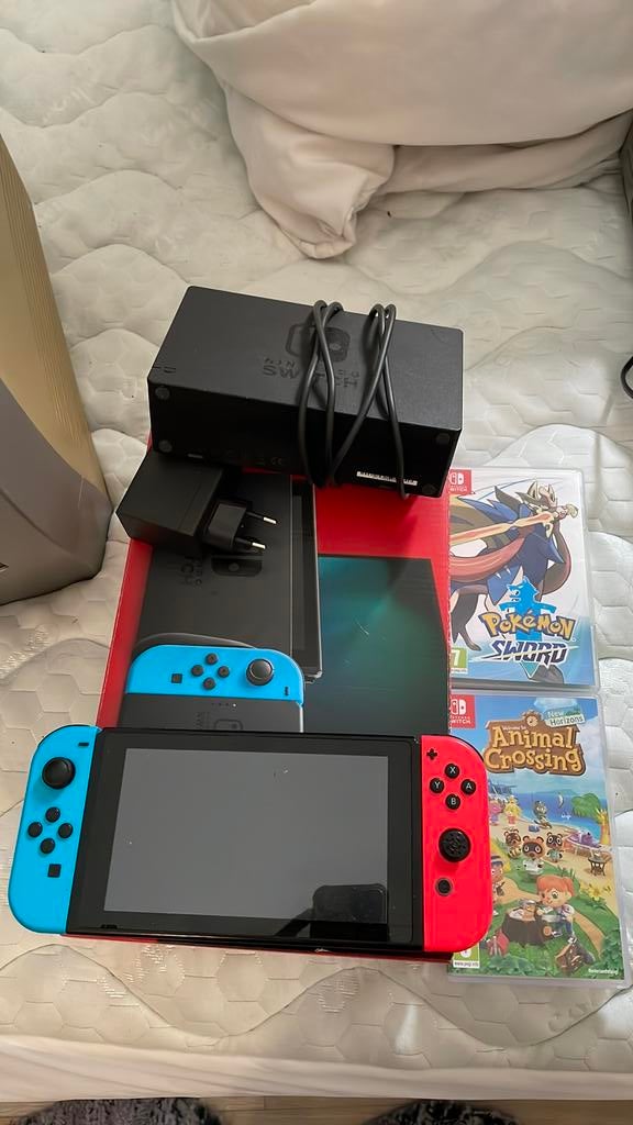 Nintendo Switch + Doos + Animal Crossing & Pokémon Sword, Spelcomputers en Games, Spelcomputers | Nintendo Switch, Zo goed als nieuw