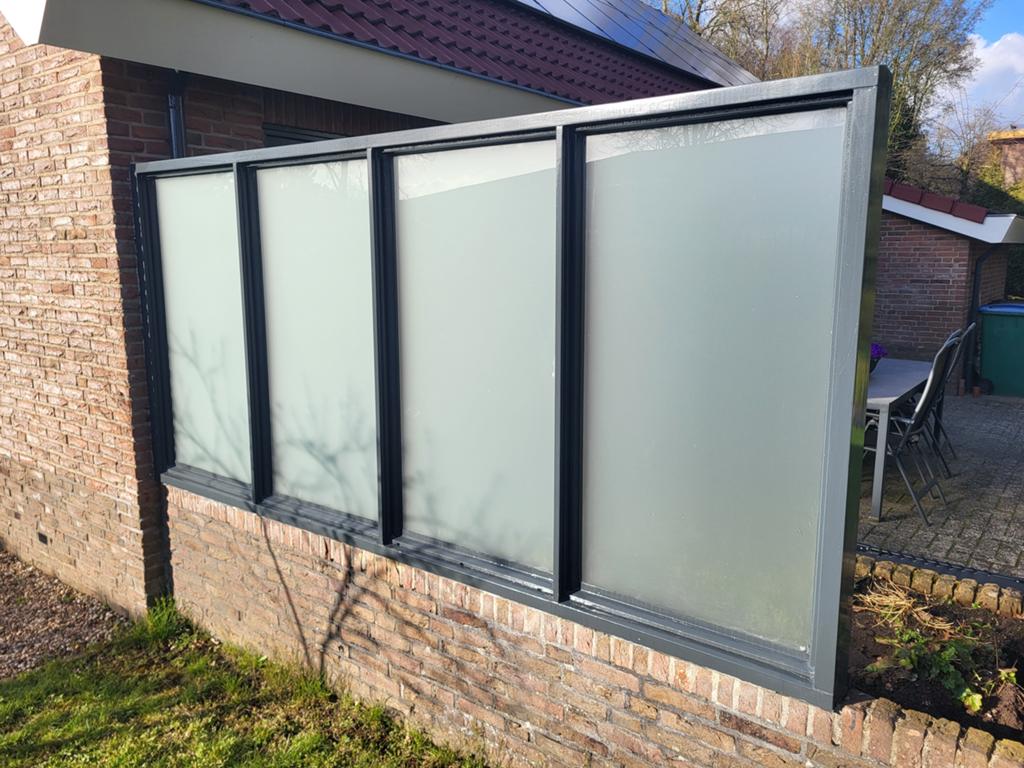 Windscherm afscheiding met melkglas goede staat slechts €50,, Ophalen, Zo goed als nieuw, 200 cm of meer, 150 tot 200 cm