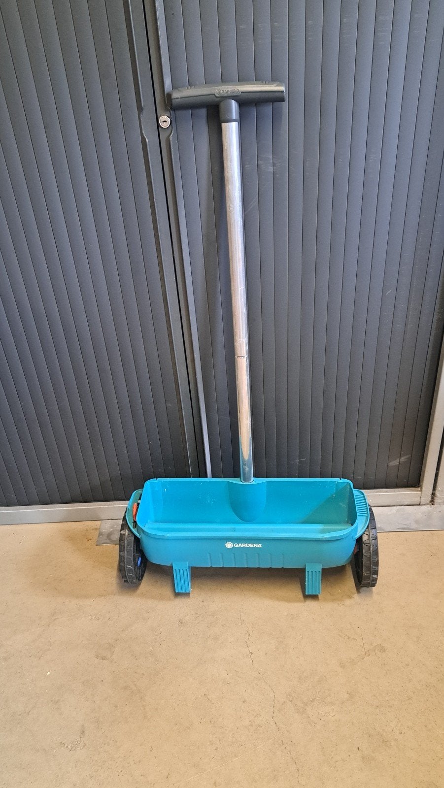Gardena Strooiwagen en Handstrooier - Zo goed als nieuw, Ophalen of Verzenden