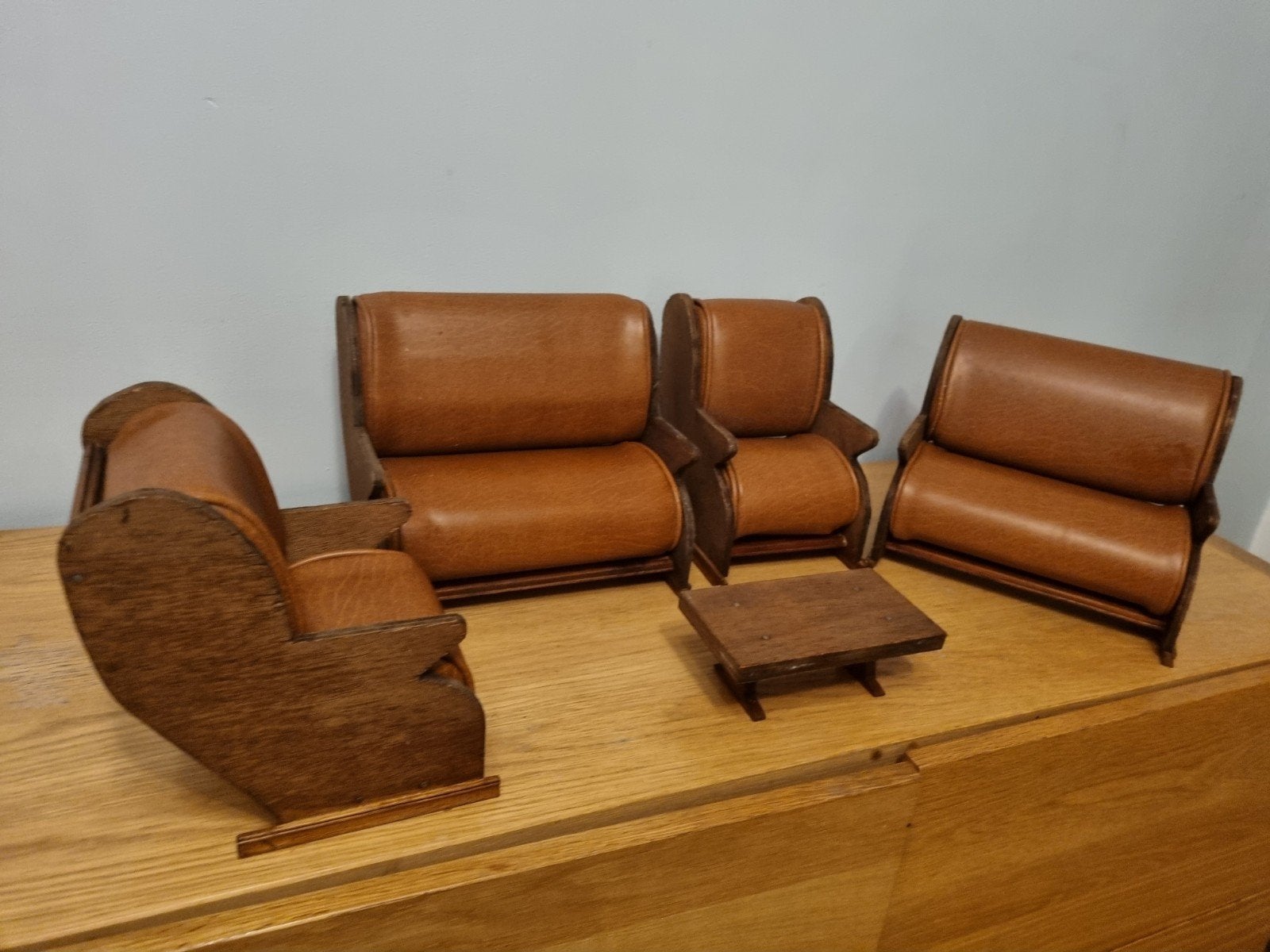 Houten set poppen meubels  met leren bekleding, Ophalen of Verzenden, Zo goed als nieuw, Poppenhuis