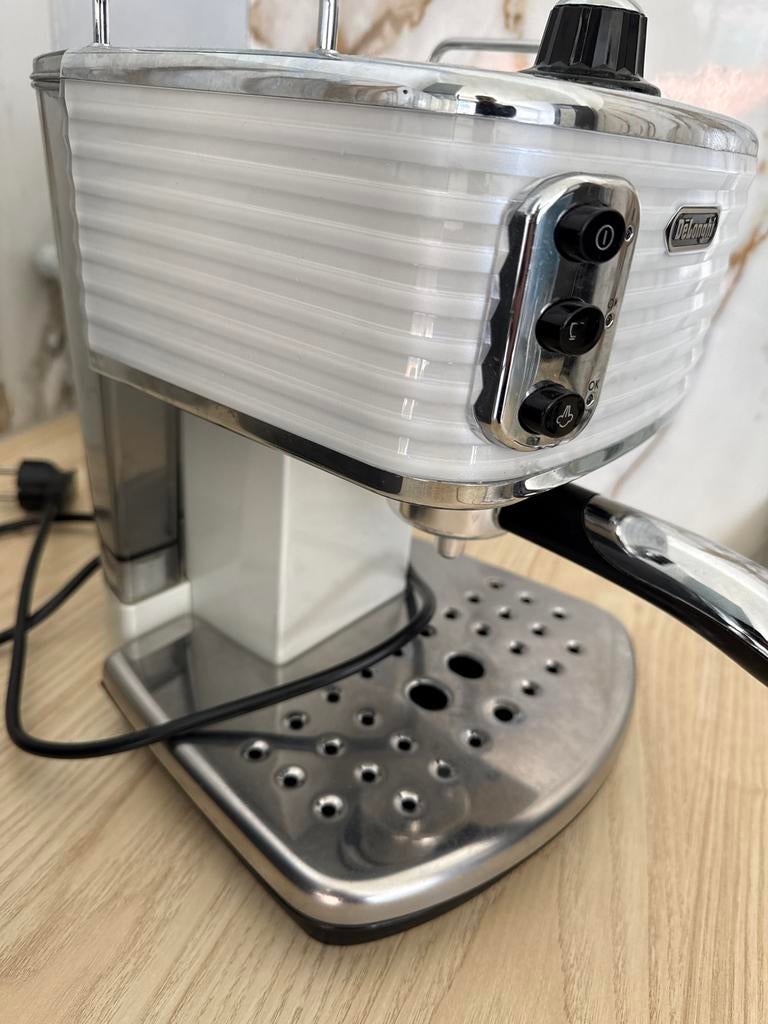 DeLonghi koffiezetapparaat wit, Ophalen, Afneembaar waterreservoir, Gebruikt, Espresso apparaat