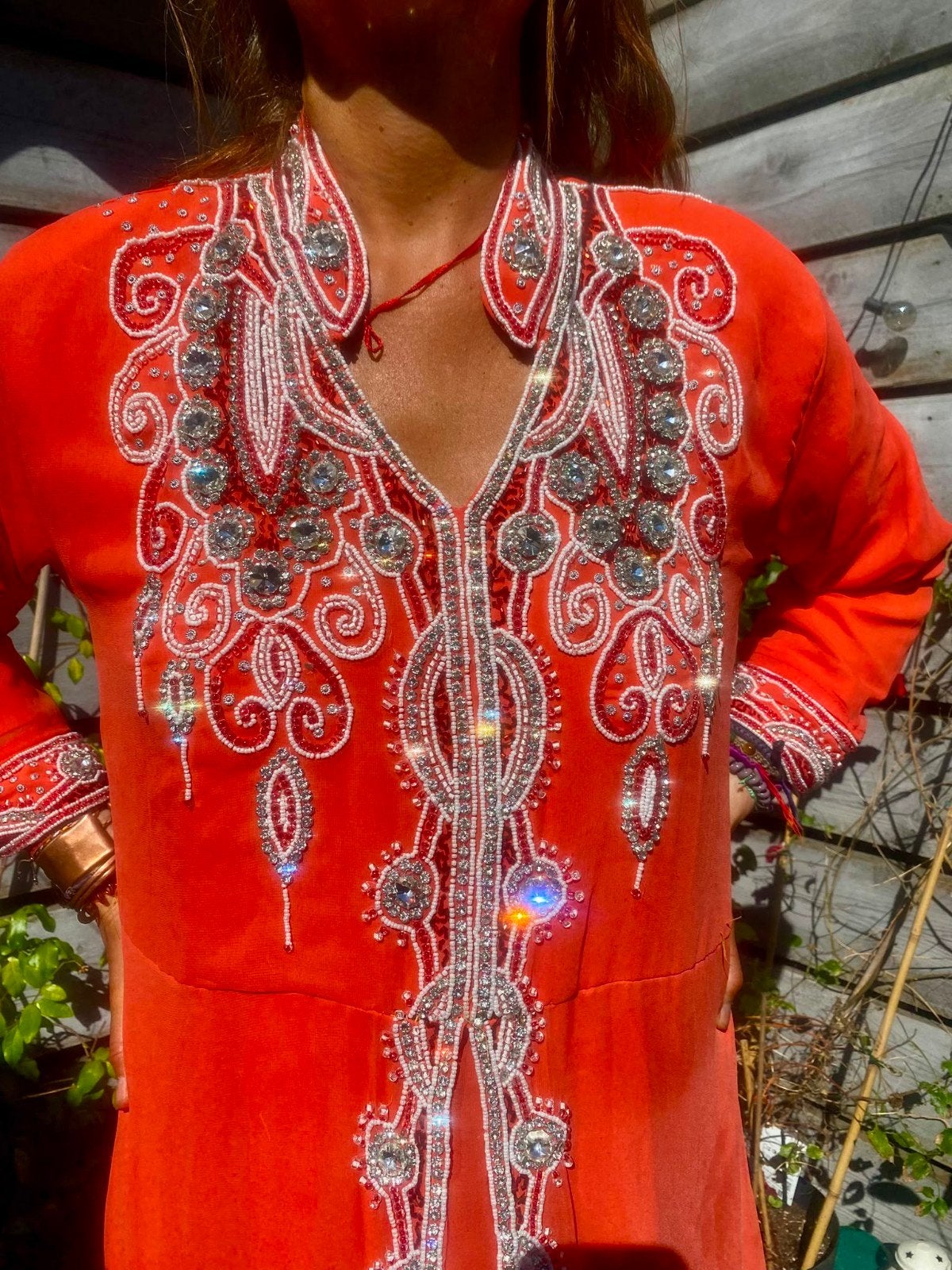Prachtige zijden kaftan met borduursels en steentjes, Oranje, Onder de knie, Ophalen, Maat 38/40 (M)
