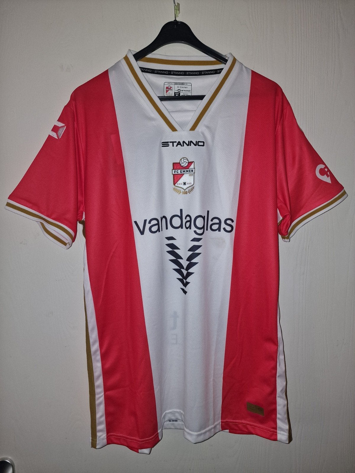 FC Emmen Thuisshirt 2025-2026 - Nieuw met kaartjes, Ophalen of Verzenden, Stanno, Voetbal, Rood