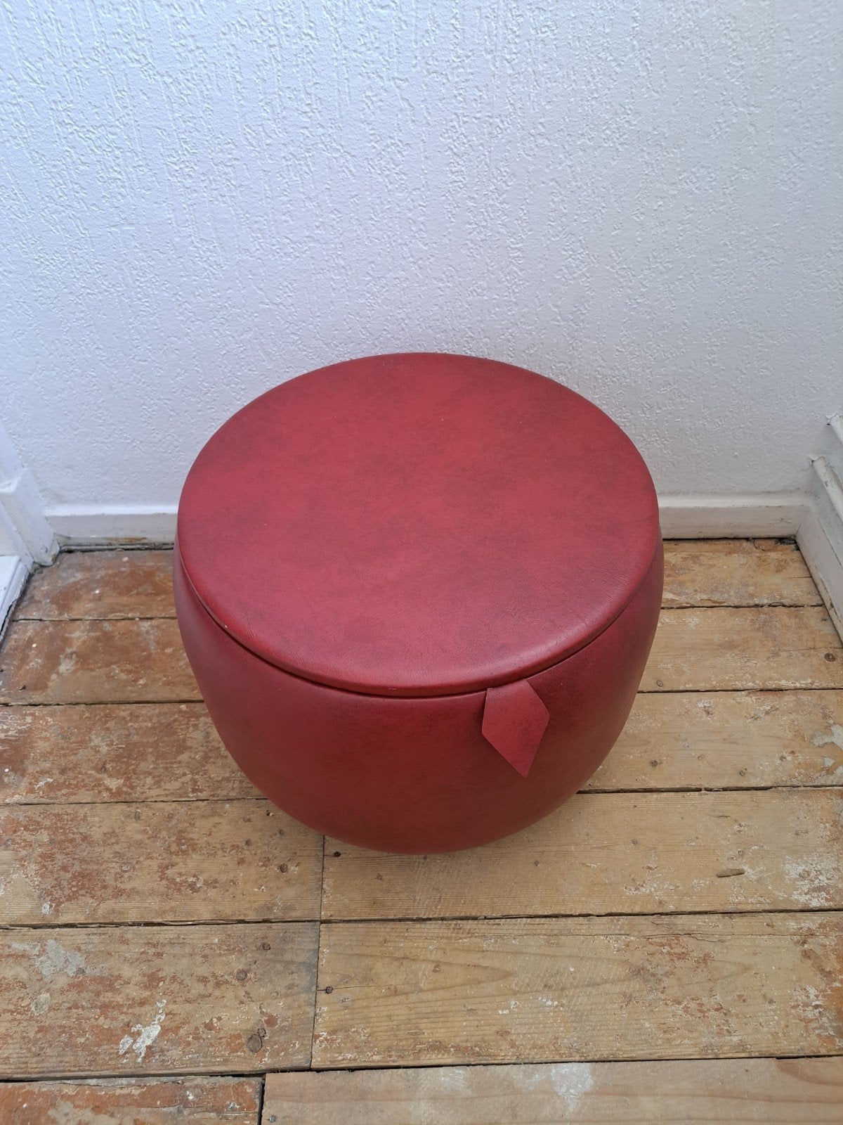 Rode poef, (kunst)leer, Ophalen