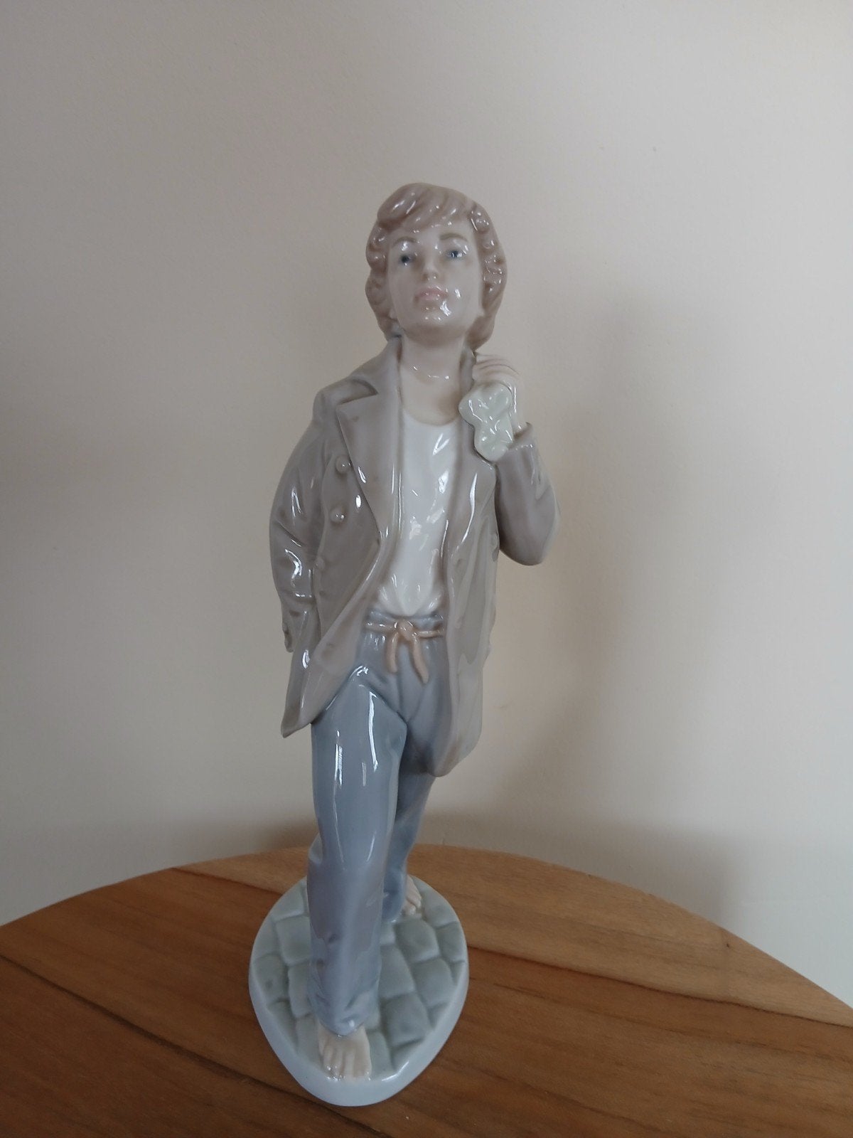Nao by Lladro beeldje van jongen met knapzak, Ophalen of Verzenden, Zo goed als nieuw, Mens