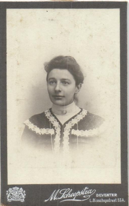 CDV - M. Scheepstra - L.Bisschopstraat - Deventer - JURK, Gebruikt, Foto, Klederdracht, Ophalen of Verzenden