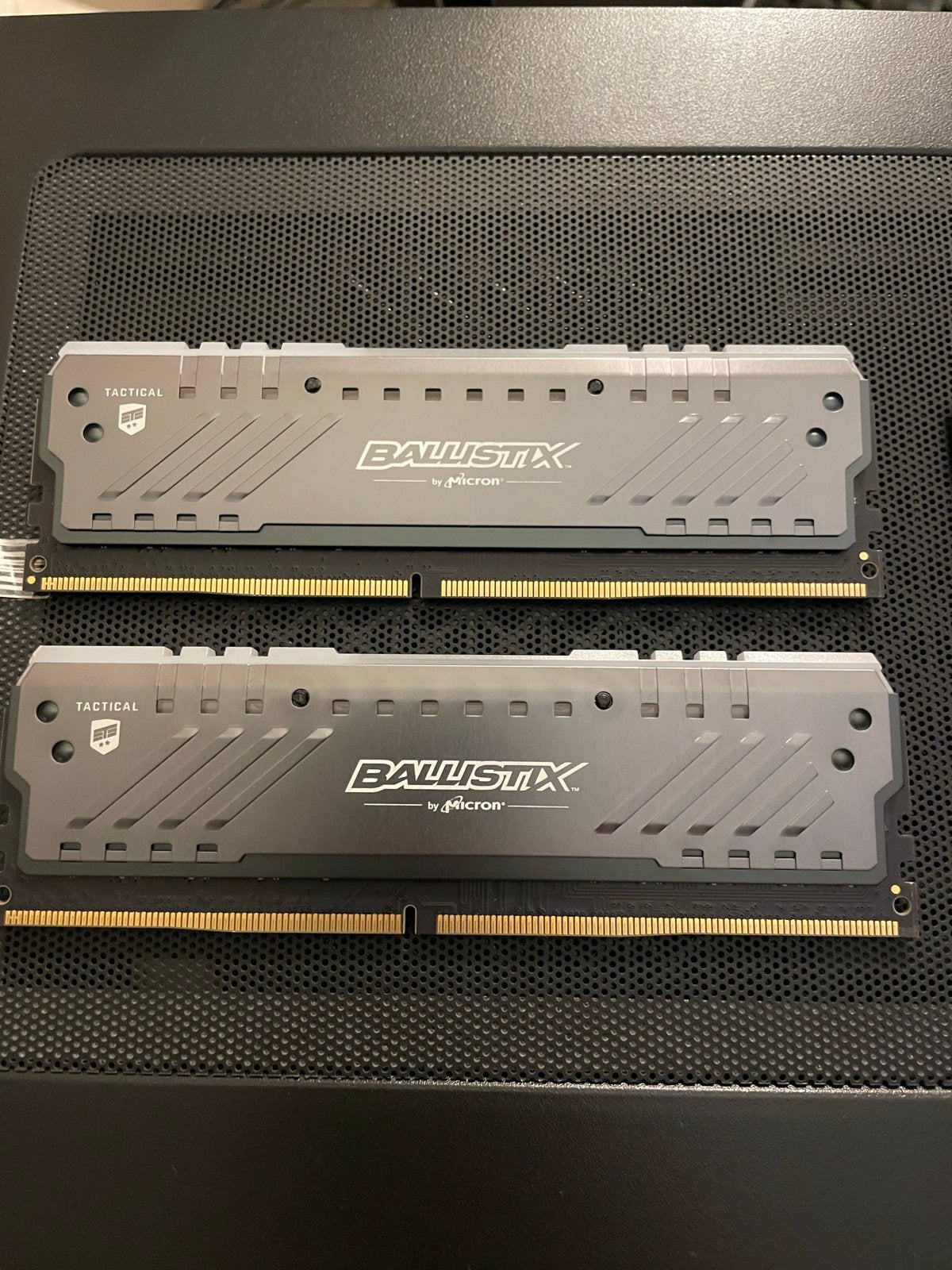 Crucial Ballistix Tactical RGB 32GB DDR4-3000 CL16 Kit, Computers en Software, Ophalen, 32 GB, DDR4, Zo goed als nieuw