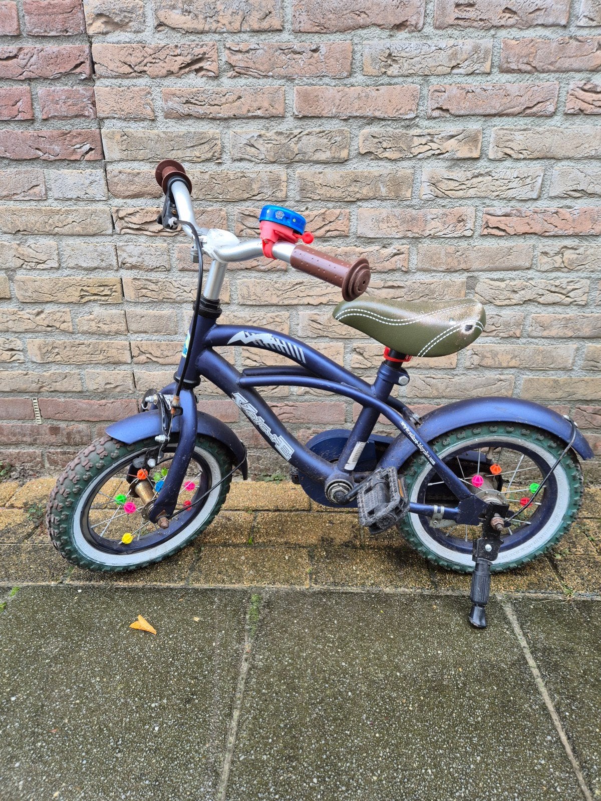 Volare 12 inch kinderfiets met zijwieltjes en vlag, Fietsen en Brommers, Ophalen, Gebruikt, Minder dan 16 inch, Zijwieltjes
