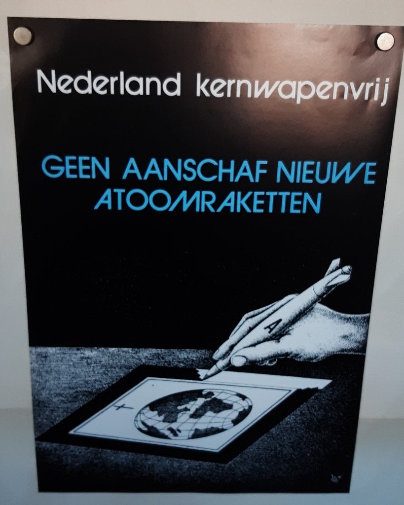 Originele Poster Atoomraketten Nederland Atoomvrij, Rechthoekig Staand, Verzenden, Zo goed als nieuw, A1 t/m A3