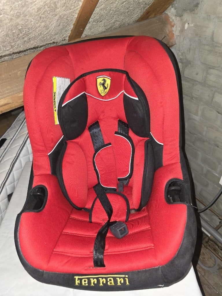 Mooie rode Ferrari autostoel met voetenzak, Ophalen, Autogordel, Zijbescherming, Zo goed als nieuw