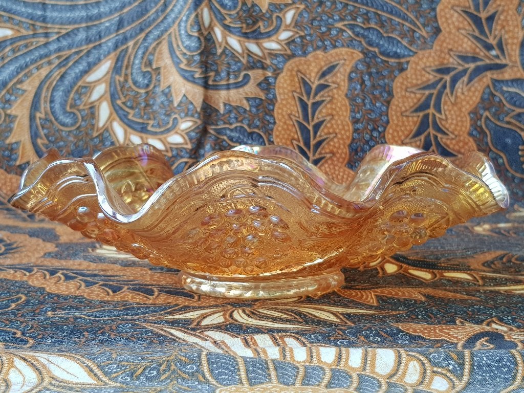 Oude Carnival glas schaal uit Engeland met druiven 22,2 cm., Antiek en Kunst, Antiek | Glas en Kristal, Ophalen of Verzenden