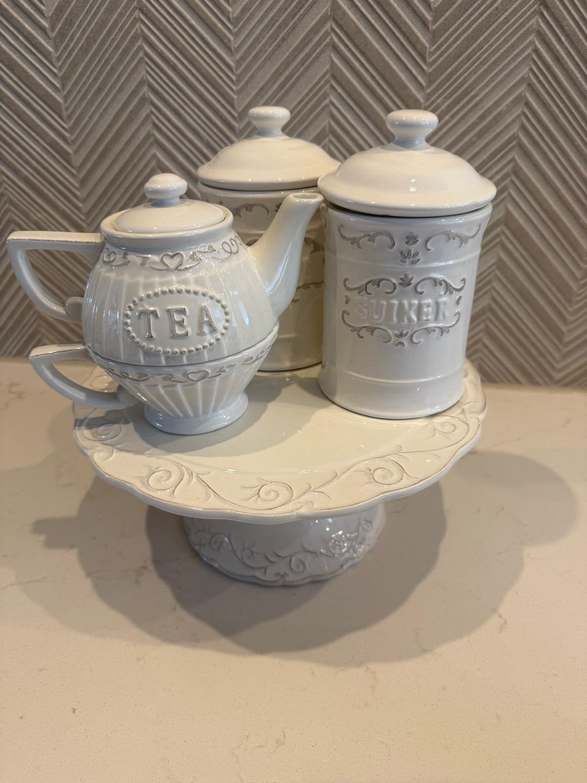 Wit theeservies met etagere - theepot, suiker- en theebus, Theepot/fluitketel, Gebruikt, Ophalen of Verzenden, Steen/keramiek