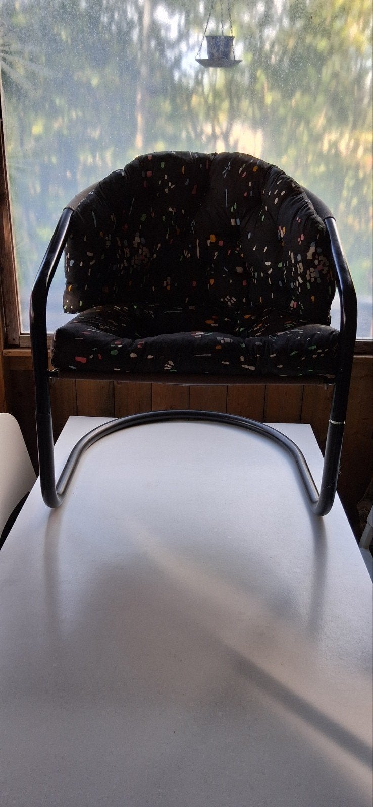 Comfortabele stoel met speels patroon, Huis en Inrichting, Ophalen, Gebruikt, Zwart, Metaal