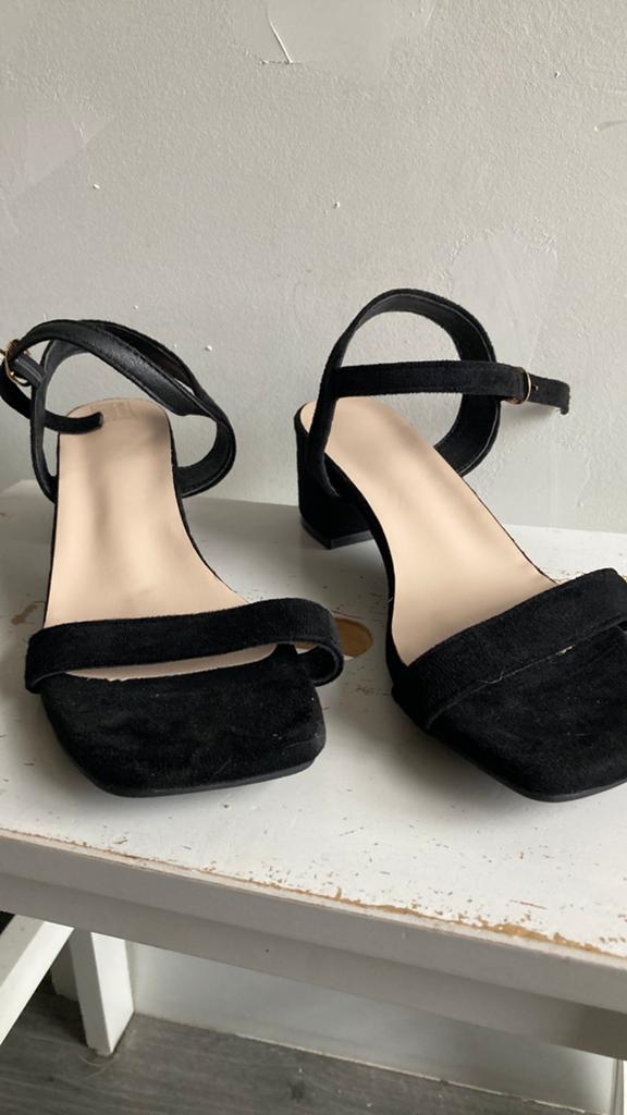 Nieuw - sandalen met hakje - 39, Zwart, Nieuw, Sandalen of Muiltjes, Ophalen of Verzenden