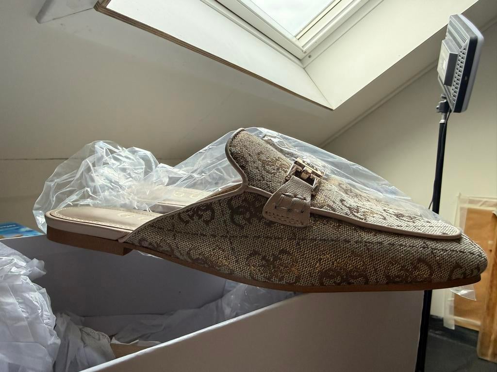 Guess muiltjes slippers, Kleding | Dames, Schoenen, Ophalen of Verzenden, Zo goed als nieuw, Sandalen of Muiltjes