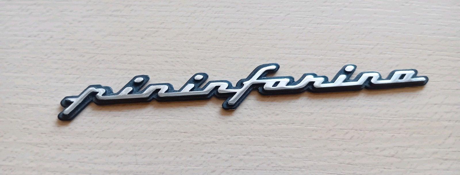 Origineel aluminium Pininfarina embleem, oudje, Ophalen of Verzenden