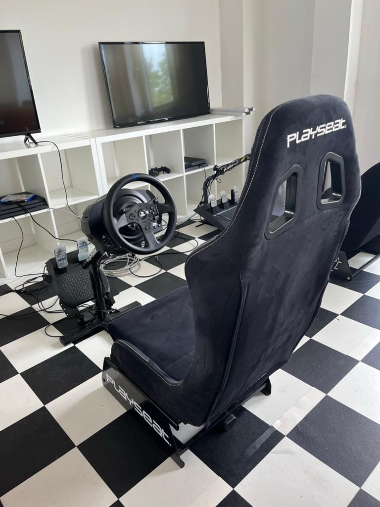 Playseat met Thrustmaster T300 en PS4 Pro, Spelcomputers en Games, Spelcomputers | Sony PlayStation 4, Ophalen, Met games, Met 2 controllers